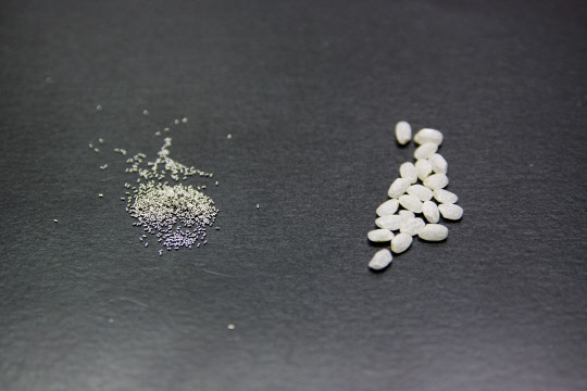 삼성전자의 실적 호조를 이끈 MLCC(왼쪽)와 쌀을 비교한 이미지.  삼성전자 제공